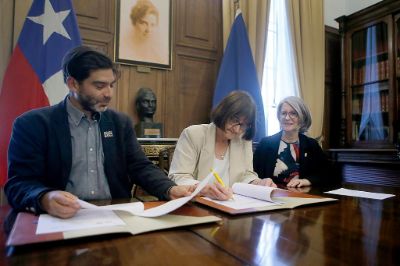 El convenio con MIM firmado por la Rectora Rosa Devés.