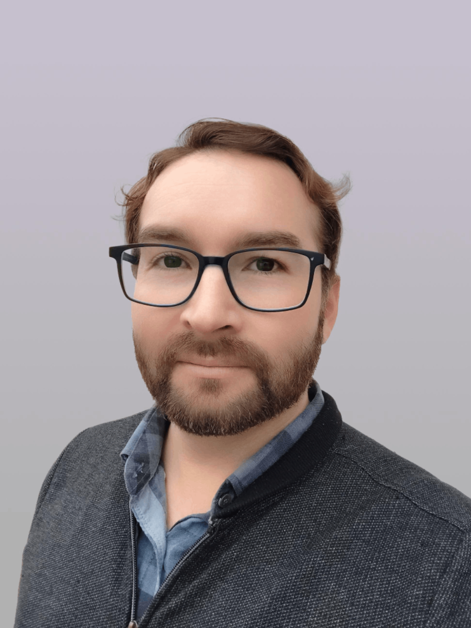 Lo principal, dice el Christopher Follin, oficial de Seguridad de la Información de la Universidad, es revisar con atención cualquier correo para verificar si existen errores ortográficos o URLs sospechosas antes de contestar o hacer clic en sus enlaces. “Generalmente, en las suplantaciones de páginas web como bancos, vienen con este tipo de problemas. También es importante revisar el remitente; si el correo tiene un remitente escrito de forma extraña, es bastante probable que sea fraude. Por ejemplo: chris.topher@uchile.cl sería mi correo original, y si alguien trata de suplantarlo podría ser christopherr@universidaddechilee.cl”