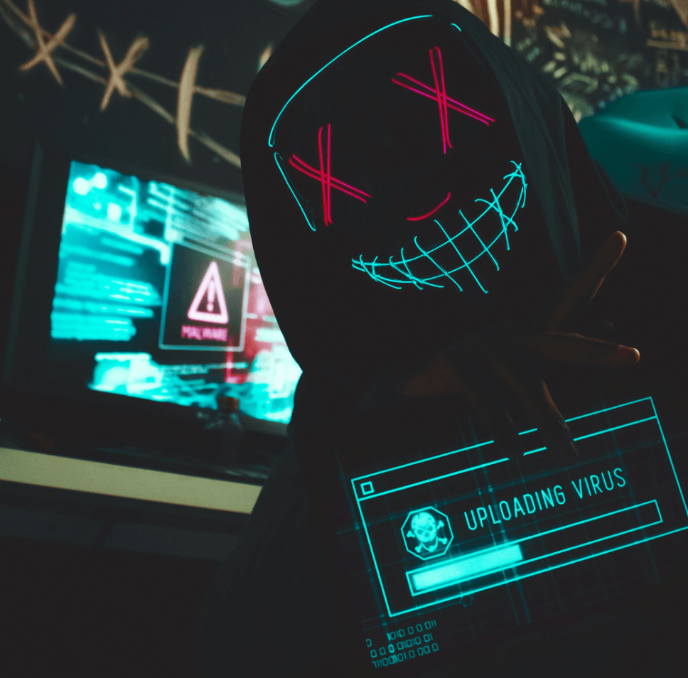 El panorama actual de la ciberseguridad muestra que el 90 % de los ataques informáticos a nivel global comienzan con algún tipo de phishing, una técnica que sigue siendo ampliamente utilizada por ciberdelincuentes alrededor del mundo. Christopher Follin, ingeniero civil informático, especializado en seguridad de la información y Oficial de Seguridad de la Información de la Universidad de Chile, lo confirma: “Los principales riesgos a los que se enfrentan las y los usuarios en su vida diaria digital son el phishing y el robo de contraseñas a través del malware”.