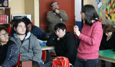 La tecnóloga médica, Macarena Valdés, académica del Programa de Epidemiología de la Escuela de Salud Pública, en el liceo Gladys Valenzuela de Lo Prado. Junio de 2018.