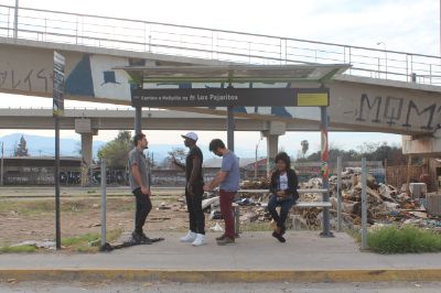 En su ópera prima, Carlos Araya hace un recorrido por los paraderos de transportes a lo largo de Chile.