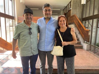 Javier González Barrientos junto a su familia