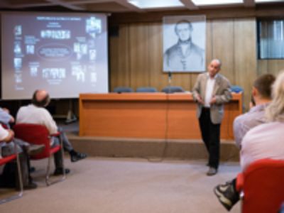 Prof. Manríquez durante la presentación del nuevo microscopio