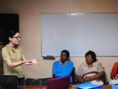 Capacitación en oficinas de INDAP Arica. De izquierda a derecha. Sofía Boza (Profesor U. de Chile), Sra. Gloria Challapa (Agricultora INDAP), Sra. Benigna Yucra (Agricultora INDAP), Sra. Marcela Rique