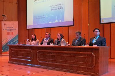 Isabel Maturana, de SISIB; Carlos Castro, Vicerrector de Asuntos Económicos; Gabriela Ortúzar, directora de SISIB; Sergio Lavandero, Vicerrector de Investigación; y Alejandro Morales, de SISIB.