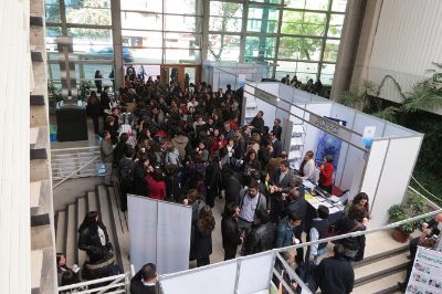 Los participantes tuvieron acceso a stands de proveedores de bibliotecas.