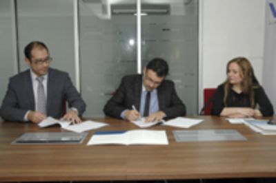 El Vicerrector de Investigación, Dr. Flavio Salazar firma la licencia junto a la Gerenta de Plasticopper, Barbara Ribbek, y el Director de Innovación, Javier Ramírez