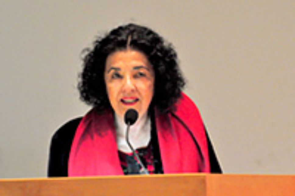 Profesora Faride Zeran, Vicerrectora de Extensión y Comunicaciones, unidad que convocó a este Coloquio. 