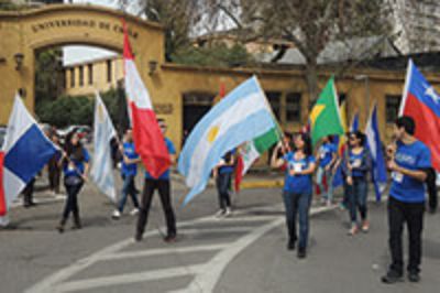 Participaron 14 agrupaciones folclóricas de diferentes comunas de la región metropolitana, junto a las colectividades residentes en Chile de Colombia, Croacia, País Vasco, Venezuela e Irlanda.