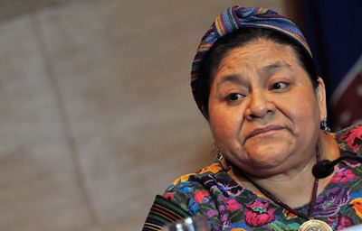 La Premio Nobel de la Paz Rigoberta Menchú quien se refirió en su visita a la Universidad de Chile que para buscar horizontes de paz tiene que haber un compromiso ético.