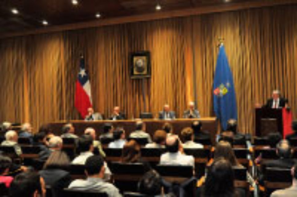 La distinción Medalla Juvenal Hernández Jaque recayó este año en los profesores Miguel Castillo Didier y Guillermo González Rees.