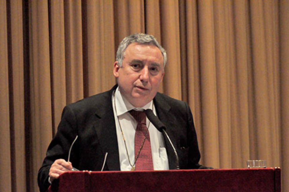El Rector Vivaldi relevó la figura del Rector Juvenal Hernández Jaque y a los profesores que obtuvieron este año la distinción. 