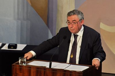 El Rector Ennio Vivaldi en su discurso, quien invitó a todos los sectores del país a opinar sobre el porvenir de la Universidad de Chile.