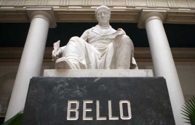 Estatua de Andrés Bello, Casa Central de la Universidad de Chile