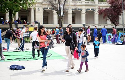 La U. de Chile proveerá los terrenos donde se instalarán los jardines, que atenderán a cuarenta lactantes de entre 0 y 2 años, y a cuarenta y ocho niños de entre 2 y 4 años. 