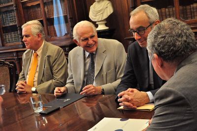 En la ocasión las autoridades universitarias conversaron con el economista sobre distintos aspectos del quehacer académico.