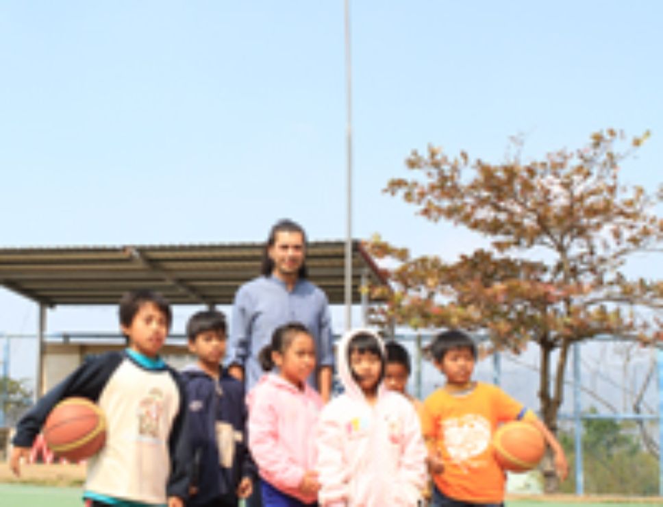 Durante su estancia en Pintón asistió a un colegio en el que pudo compartir con los alumnos, a quienes les habló sobre la cultura mapuche.