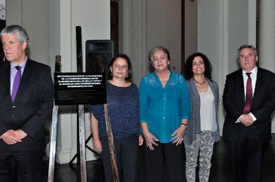 En esta ceremonia se descubrió además una placa conmemorativa del hito de la reapertura de las puertas tras 86 años. 