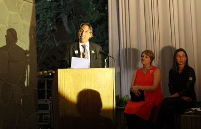 Guido Garay, jefe del Observatorio Astronómico Nacional, destacó que las autoras "sorprenden con su extraordinaria capacidad de divulgar el conocimiento astronómico en forma amena y entretenida".