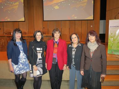 Las conferencistas Rachel Bruce y Mary Ann Mavrinac junto a la Vicerrectora Rosa Devés, la Directora de SISIB Gabriela Ortúzar y la Directora de Investigación Silvia Núñez