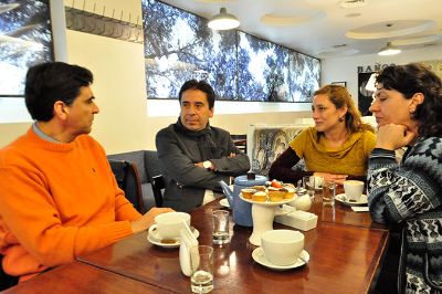 Los profesores de la Universidad de Chile junto al Intendente de Atacama, Miguel Vargas.