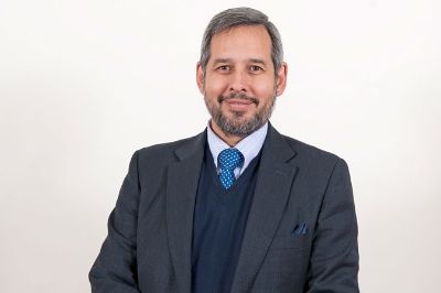 Rony Lenz, jefe de la unidad de Farmacoeconomía y Economía de la Salud, perteneciente a la Escuela de Salud Pública de la U. de Chile.