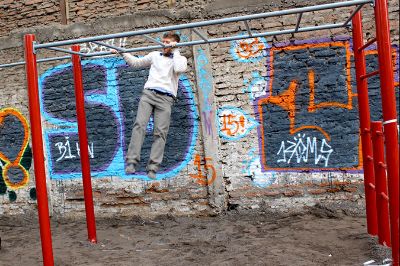 El INBA es el primer liceo público del país en contar entre su infraestructura con un parque de barras para practicar gimnasia callejera. 