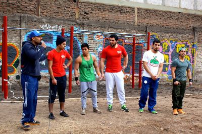 Durante la ceremonia de inauguración un grupo de profesores certificados en gimnasia callejera realizó una demostración a los presentes.