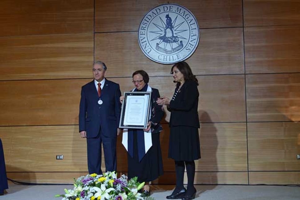 La profesora Mary Kalin (al medio) recibiendo el galardón.