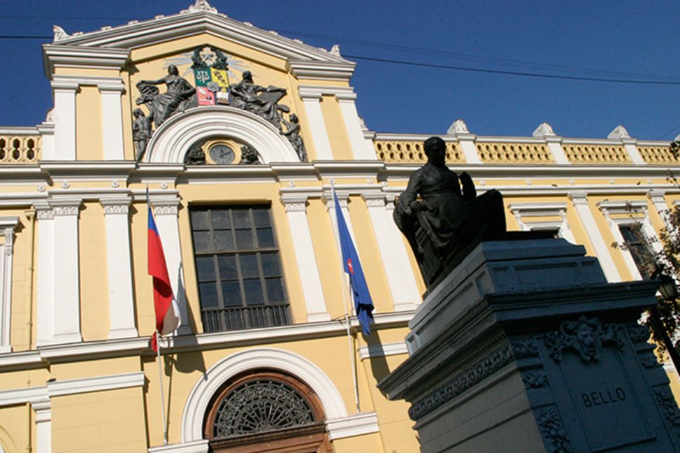 Andrés Bello llegó a Chile en 1829 desde Londrés. De ahí hasta su muerte en 1865 desplegó su faceta de intelectual, político y poeta en el proceso de construcción de la República. 