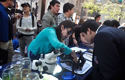 Parte de las actividades del Cincuentenario de la Facultad de Ciencias fue "Los Científicos Van a la Calle" cuando académicos interactuaron con la ciudadanía en la Plaza de Armas de Stgo.