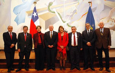 En la actividad estuvieron presentes numerosas autoridades políticas y académicas, incluyendo la senadora Isabel Allende y la diputada Denise Pascal.