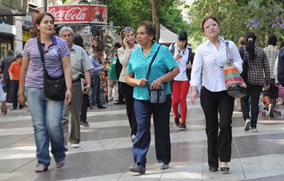 La prevalencia del lupus, según detalla Lilian Soto, reumatóloga del Departamento de Medicina-Unidad de Dolor del HCUCH, es mucho mayor en mujeres que en hombres.