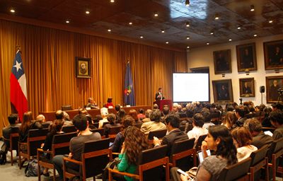 Durante el debate los asistentes pudieron conversar con el expositor sobre temas como la gratuidad, el rol de lo público y la importancia de la investigación para el desarrollo nacional.,