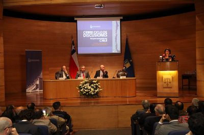 La ceremonia de clausura del ciclo de debate tuvo como protagonistas al Rector Ennio Vivaldi, al decano de la Facultad de Derecho, Davor Harasic y al ex Presidente Ricardo Lagos.