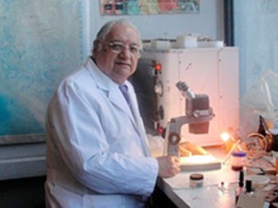 El profesor Roberto González, académico de la Facultad de Ciencias Agronómicas, especialista en control de plagas.