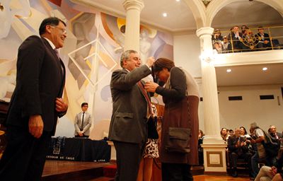 El Rector Vivaldi fue el encargado de ponerle la medalla a los galardonados.