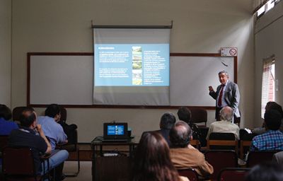 En el tercer encuentro con las comunidades de las facultades e institutos de la Universidad, el Rector Vivaldi visitó la Facultad de Ciencias Forestales y de la Conservación de la Naturaleza.