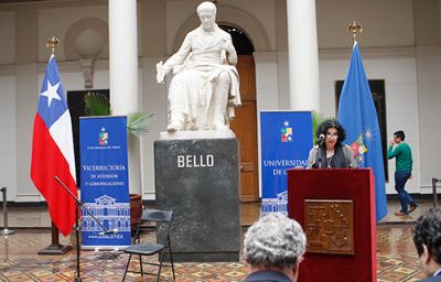 La vicerrectora Faride Zeran destacó los méritos de la poeta y su relación con la Universidad de Chile.