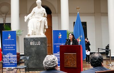 Jeanny Gallardo, directora del Liceo Bicentenario Teresa Prat, dirigió también unas palabras en la ceremonia.