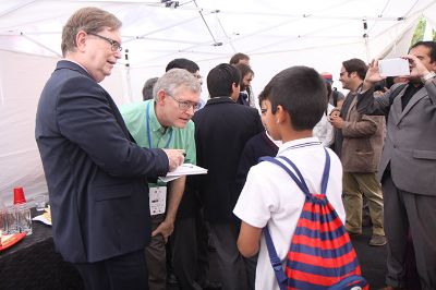 Los investigadores invitados compartieron con los niños que les plantearon sus preguntas y quienes ganaron el concurso de experimentos de Explora. 