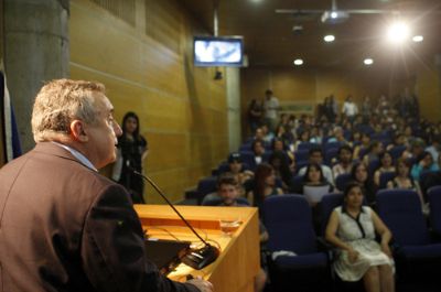 El Rector Vivaldi dio la bienvenida a los postulantes  en el marco de la inauguración del evento.