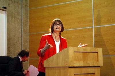 La vicerrectora Rosa Devés estuvo a cargo de la presentación del libro, junto a la directora del ICEI, María Olivia Monckeberg.