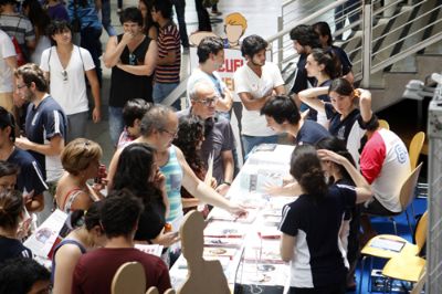 2500 personas llegaron este domingo a las dependencias de la Facultad de Economía y Negocios para participar de esta actividad.