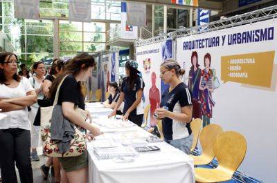 Además de información sobre carreras, la Semana del Postulante ofrece una nutrida agenda cultural y de charlas, además de la programación de visitas a los campus universitarios.