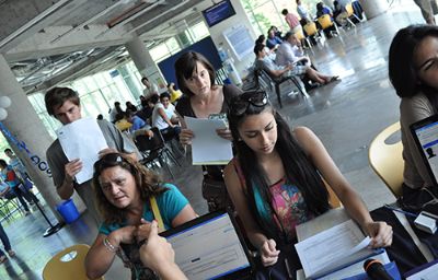 Los estudiantes Bruno Chacón y Milenka Cortés son los primeros estudiantes de la Universidad de Chile en matricularse haciendo valer su derecho a gratuidad. 