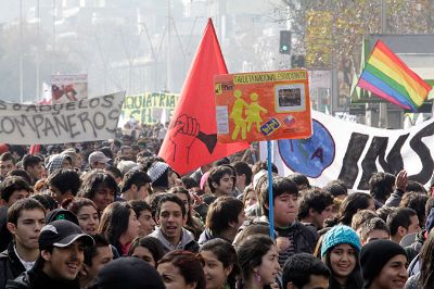 Una de sus características ha sido contar una amplia gama de temáticas y posturas que van más allá de la gratuidad.