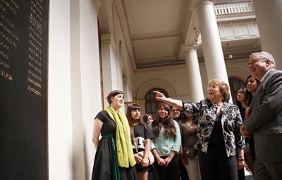 En el Patio Andrés Bello, las nuevas estudiantes de la U. de Chile conversaron sobre los rectores de la Institución y de los presidentes que han egresado de sus aulas.