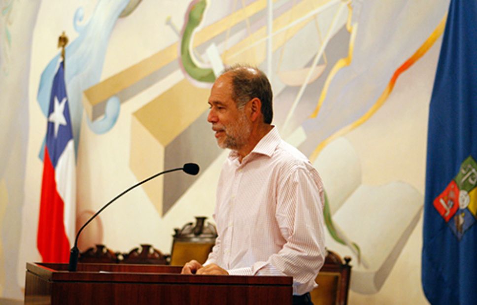 El vicerrector de Asuntos Estudiantiles y Comunitarios, Juan Cortés, instó a los jóvenes a contribuir a sus comunidades y al país como futuros profesionales de la U. de Chile.