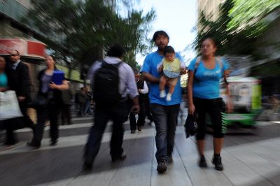 Las familias generan estrategias para responder a la ausencia de recursos, las que se diferencias por clases sociales según explica la investigadora Catalina Arteaga.